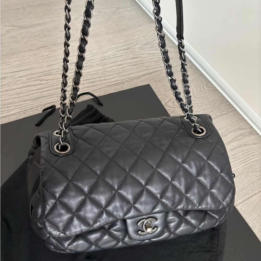 Chanel Black Quilted shoulder hand bag purse Leather silver crossbody messenger